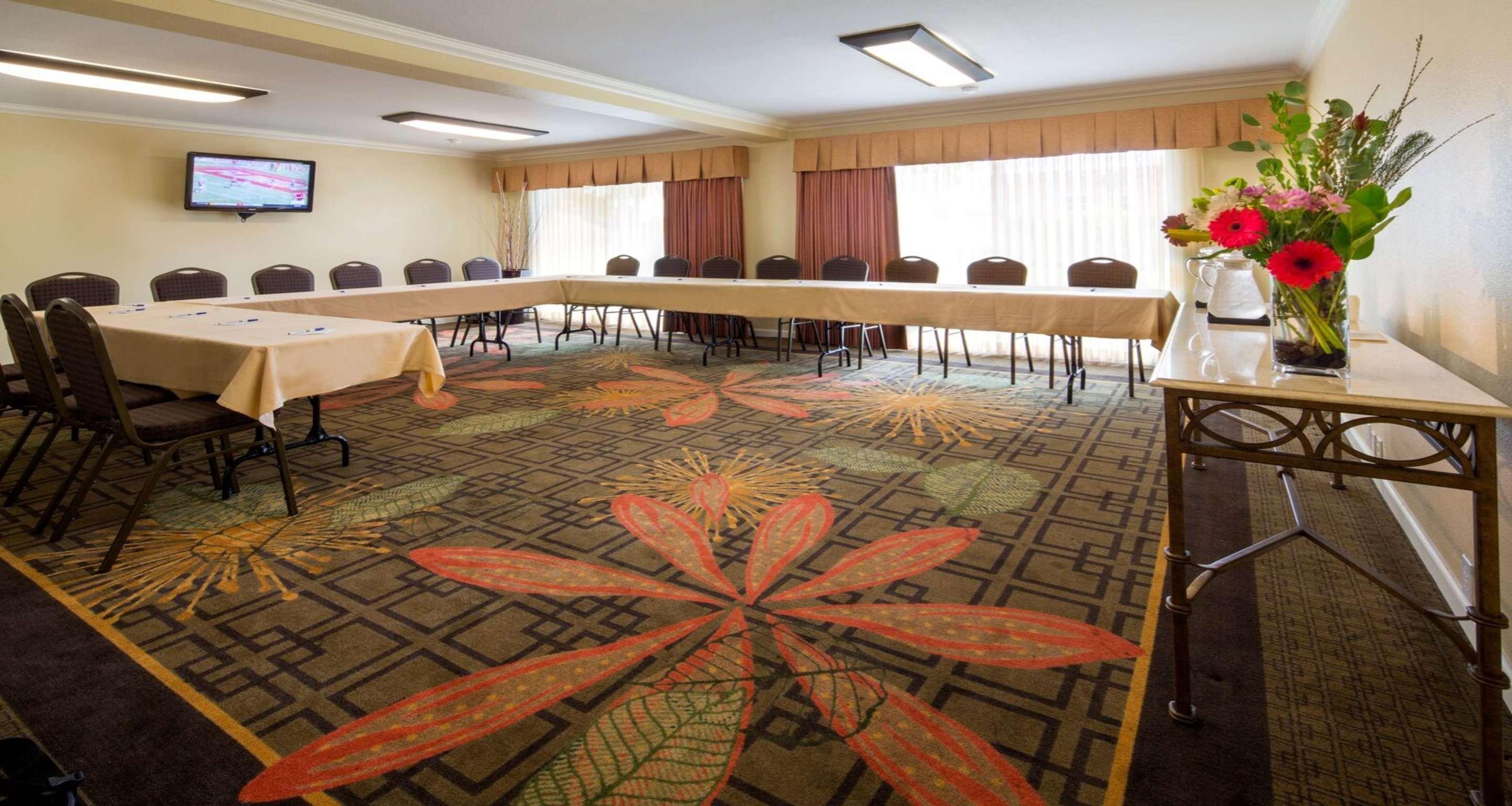 Western Garden Court Hotel 3*