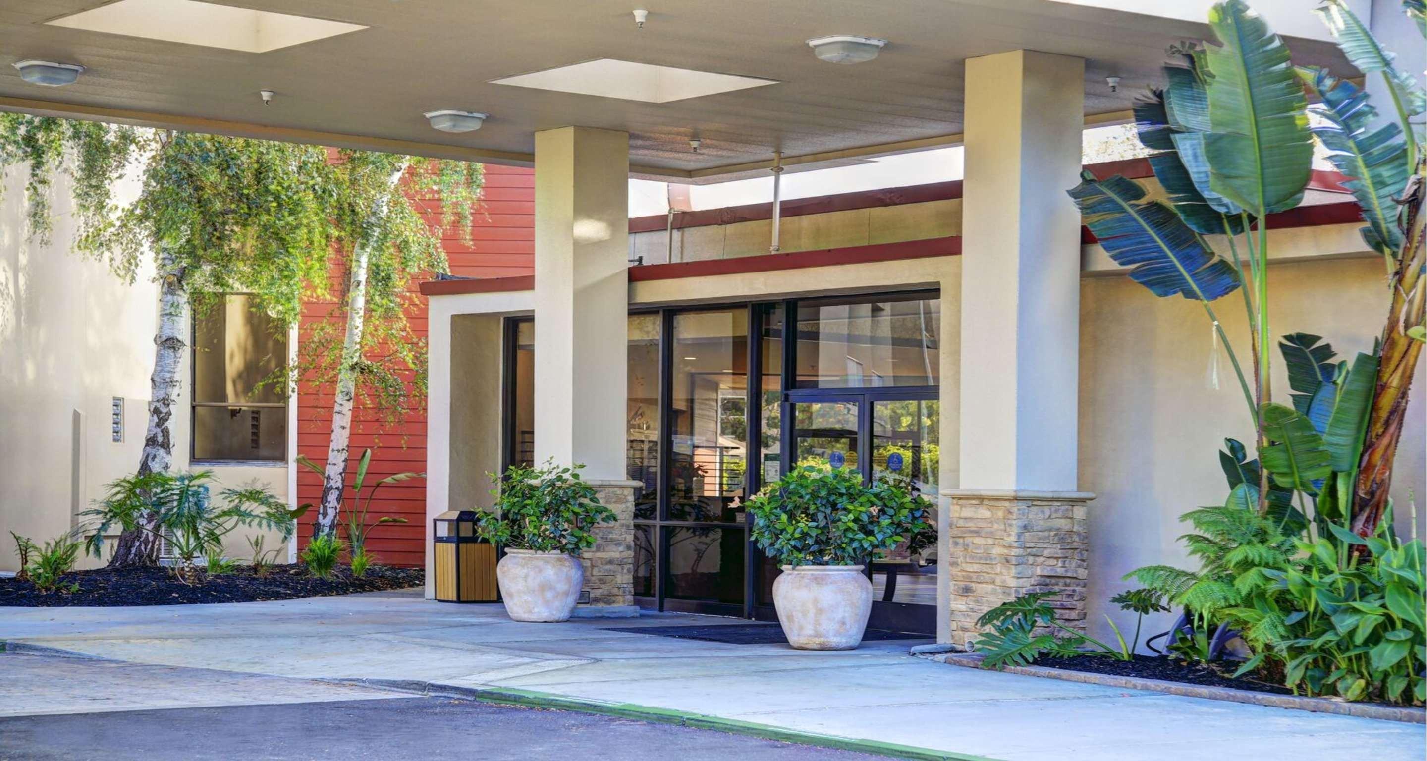 Best Western Plus Garden Court 3*